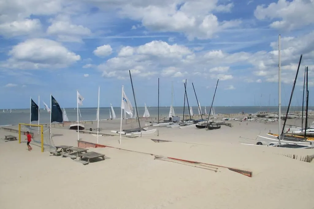 Appartement Residentie Astrid Met Private Parking Bredene 0*,